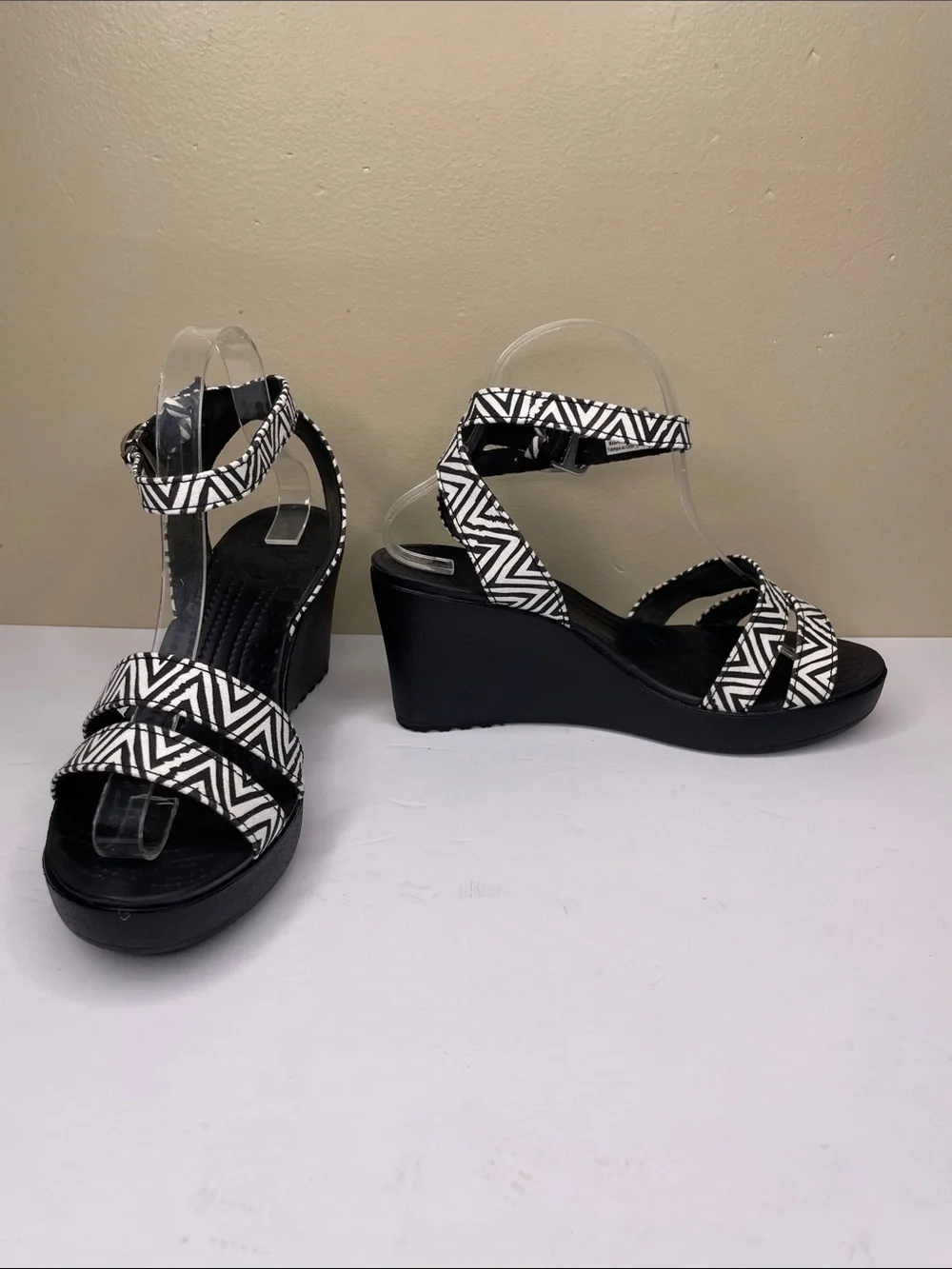 CROCS Leigh Ankle Wedge Sandals Black & White Geometric Print 9